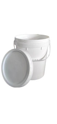 Beyaz vida üst kapağı olan 5 galon plastik kovayla Beyaz