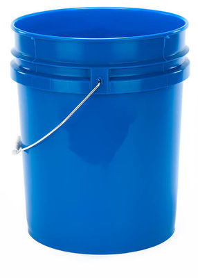 Açık başlı 5 galonluk plastik kovayla.